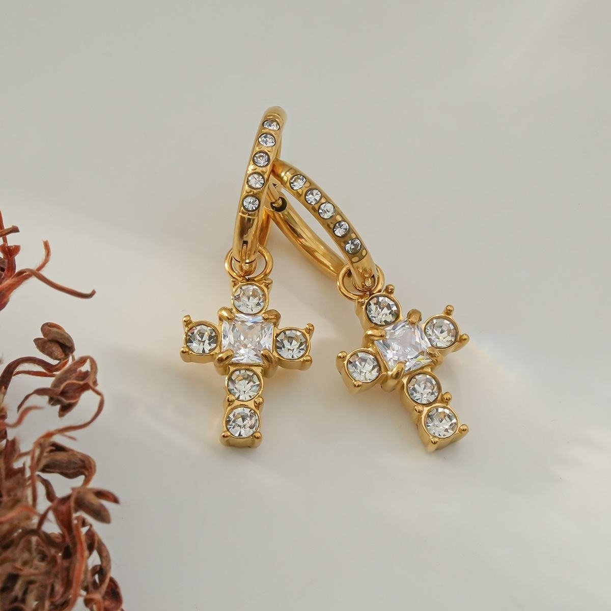 Kruis Oorbellen Met Strass - Evy