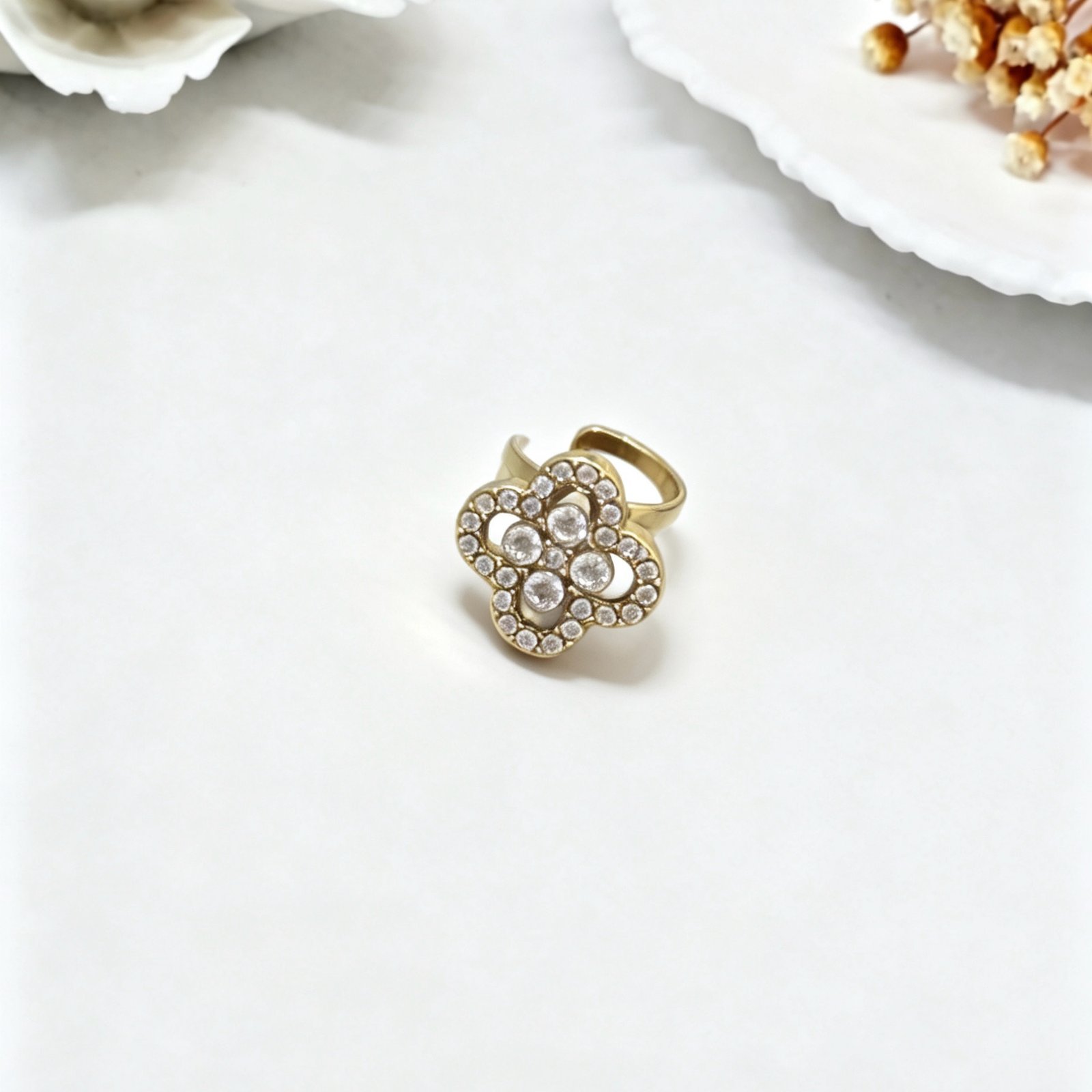 Ear Cuff Met Bloemetje en Strass - Dena